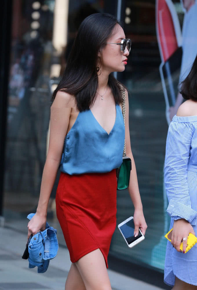 成熟小姐姐穿蓝色露背装秀出优美细腻的线条，身材火辣非常迷人