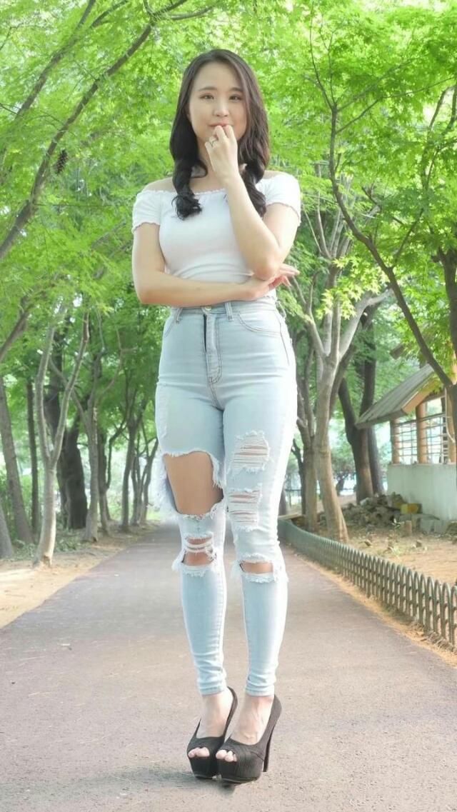 时尚穿搭，修身牛仔裤穿搭没有年龄限制，简单时尚青春活力