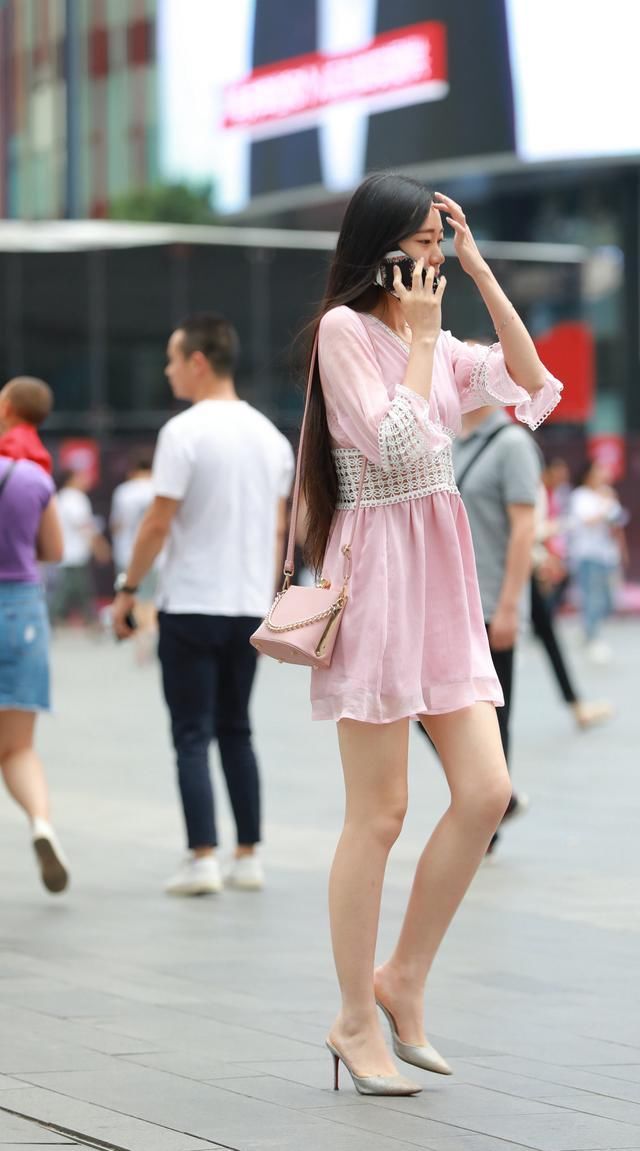 街拍路人，连衣裙的穿搭风格，粉色是最受欢迎的颜色