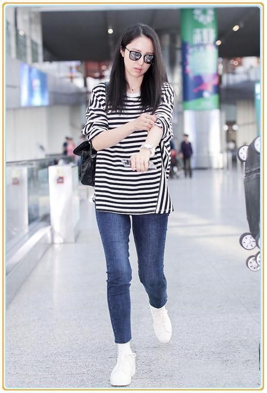 董璇是辣妈，霍思燕也是辣妈，二人同穿条纹T恤，差距竟如此尴尬