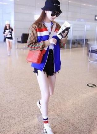 不看看戚薇的腿，就不知道什么是高级感？网友：各种短裤穿出大佬