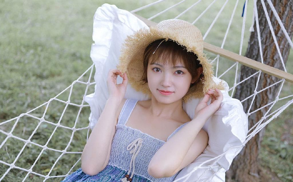 气质大眼美女吊带连衣裙性感户外旅拍图片