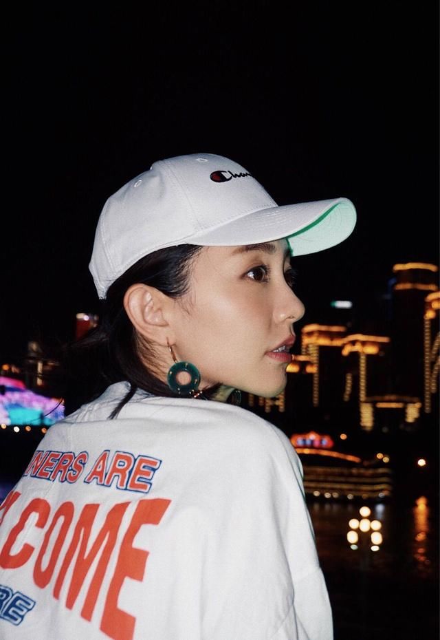 看到孙耀琦这么穿，我也想剁手，大晚上的可显美了