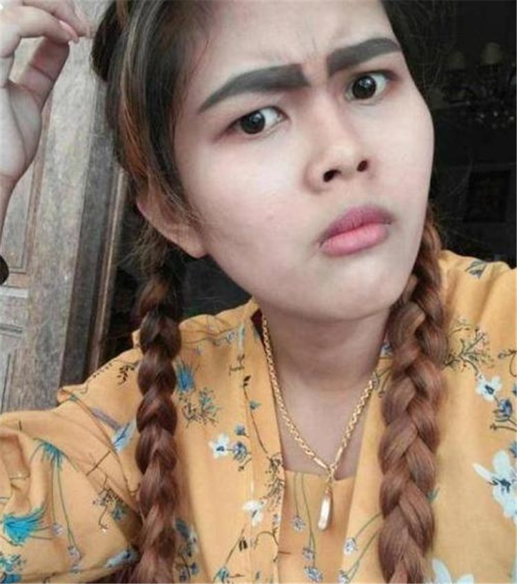 26岁女子做纹眉手术结果变成“关公”，让她哭笑不得