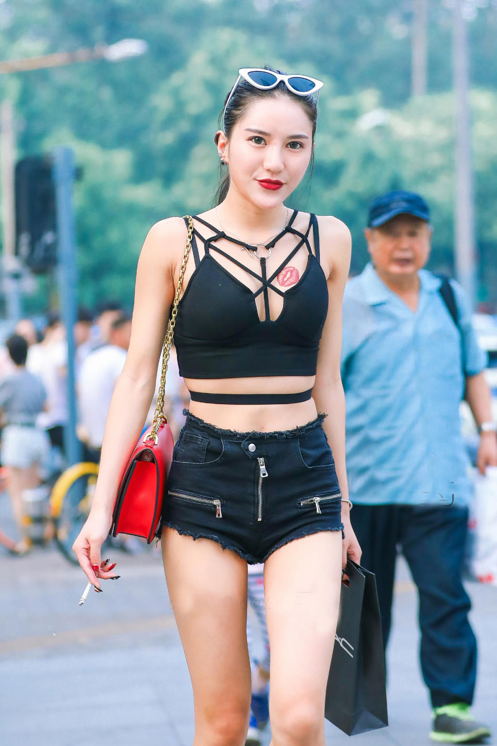 轻熟小姐姐清凉逛街紧身热裤勾勒饱满翘臀，性感黑色小背心展现小