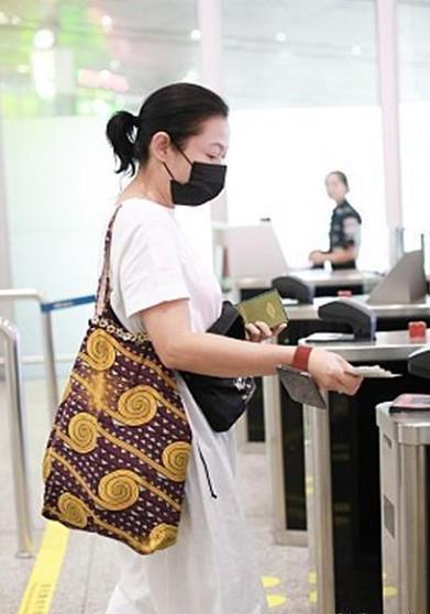 48岁刘若英仍想拼二胎！现身机场被传怀孕，辟谣喊话：希望是真的