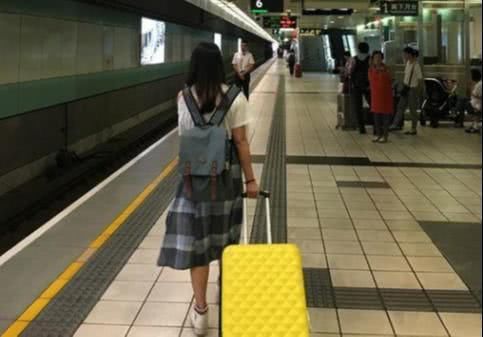 为何在旅行时,中国人大多喜欢“拖箱子”,而外国人“爱背包”?