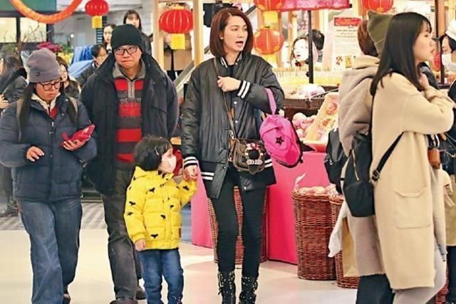 张丹峰一家破谣言香港逛街？网友：人家夫妻关系好着呢
