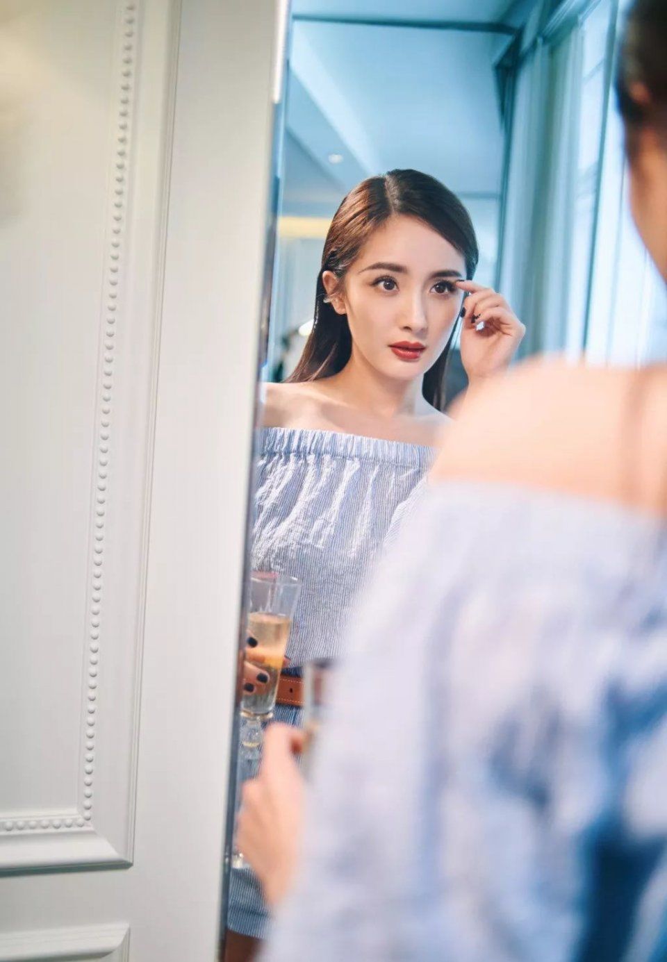 秘籍| 杨幂发际线回归，还亲身示范为啥明星夏天不脱妆?