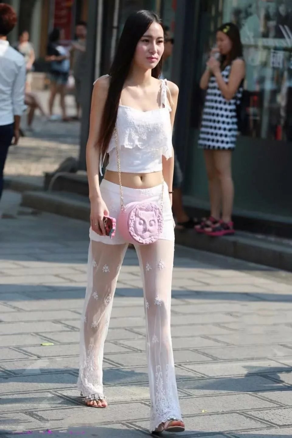 小姐姐这样的雪纺透明裤成为街道上的焦点,蕾丝抹胸装更是迷人性