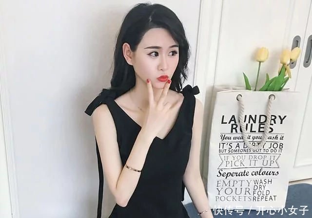 街拍紧身包臀裙美女，突显活力的打扮，彰显女人的精致感！