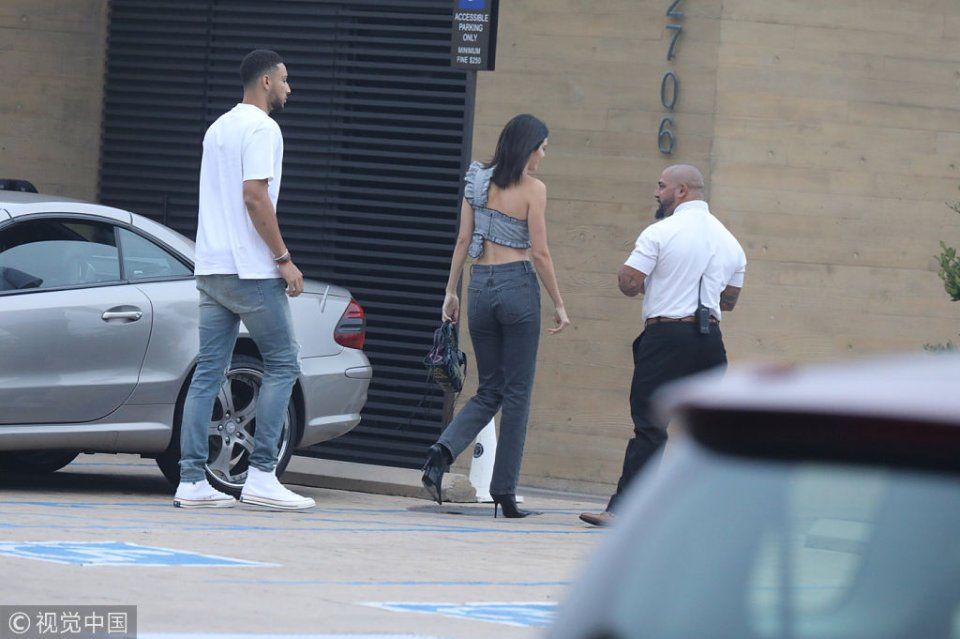 女星肯达尔穿抹胸装与男友清凉出街 香肩小蛮腰尽露秀傲人曲线美