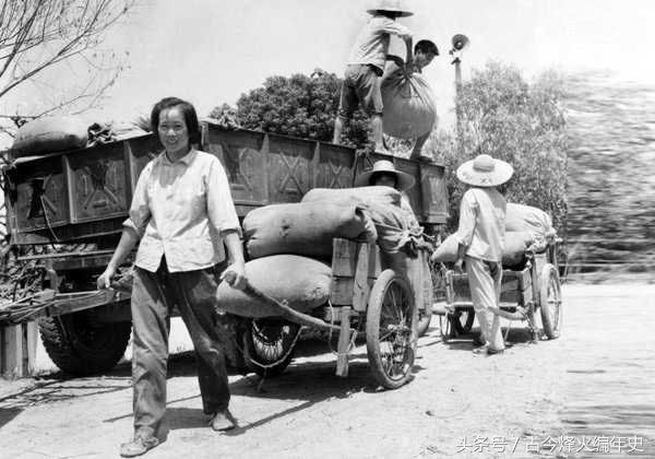 70年代老照片:看不到肥胖的路人,这首诗中国人都会!