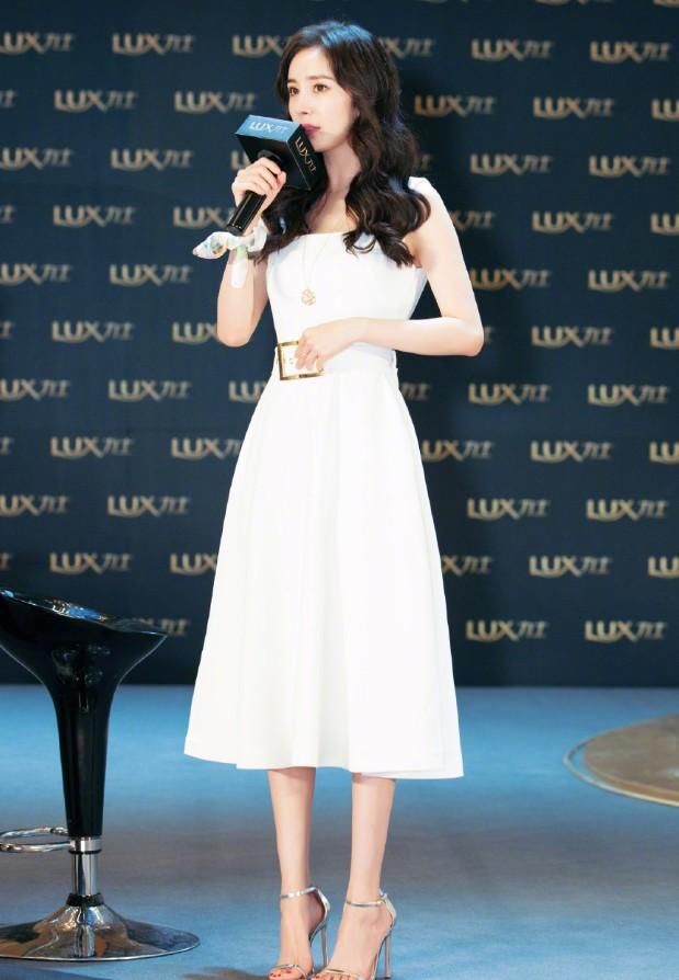 杨幂T恤配短裤既是“腿精”又是“腰精”，“美少女”都出来了!