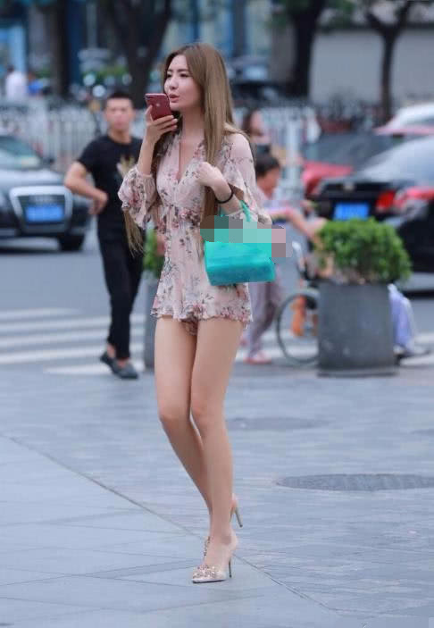 姐姐的天生丽质，清凉的展现夏季香草的味道，芊芊玉腿，美丽动人