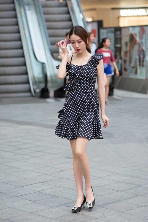 路人街拍，女神颜值美丽，穿着修身而时尚，秀发飘飘令人心动！