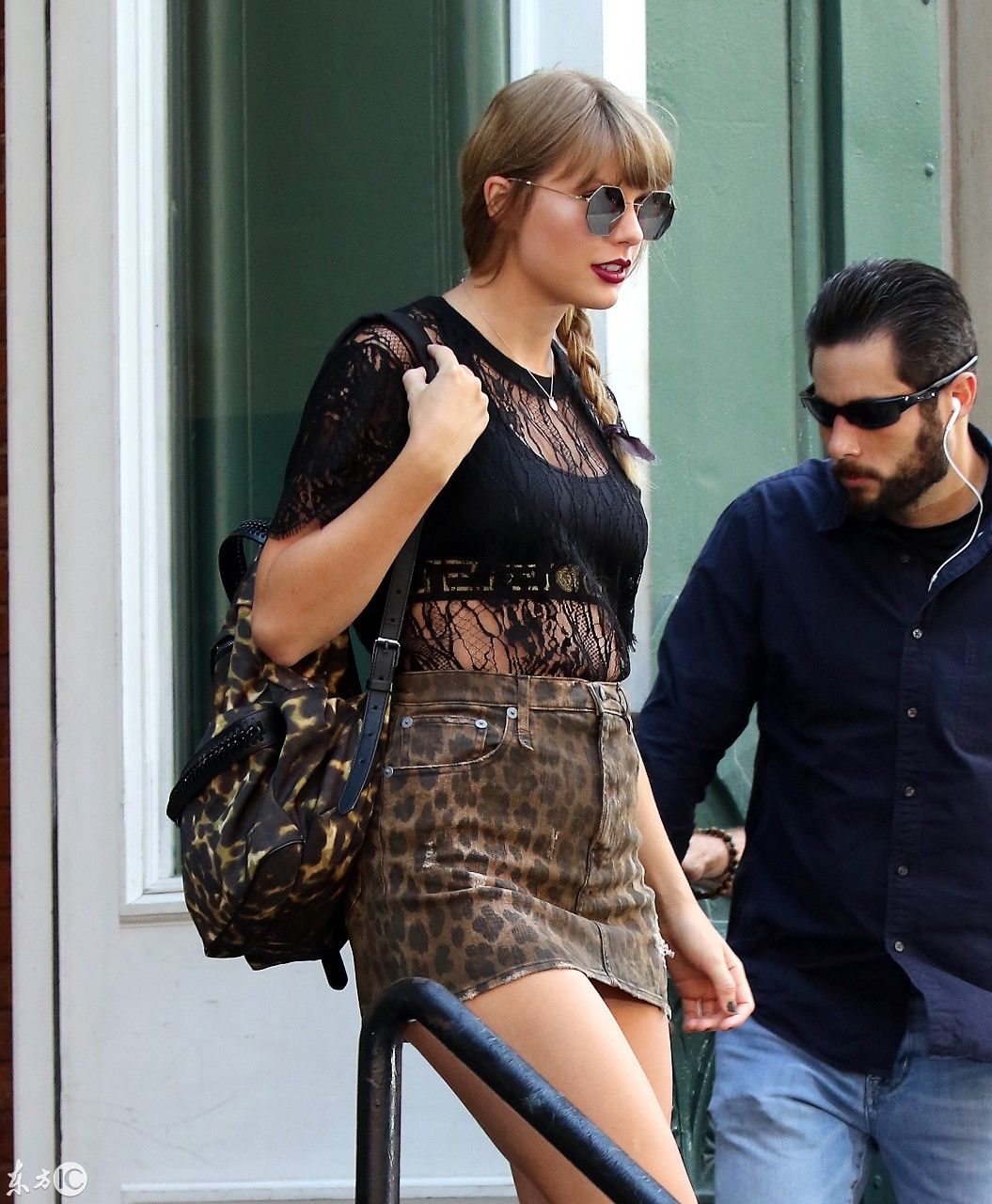 美国最受年轻人欢迎女歌手，黑丝短衫+豹纹包臀迷你裙现身街头