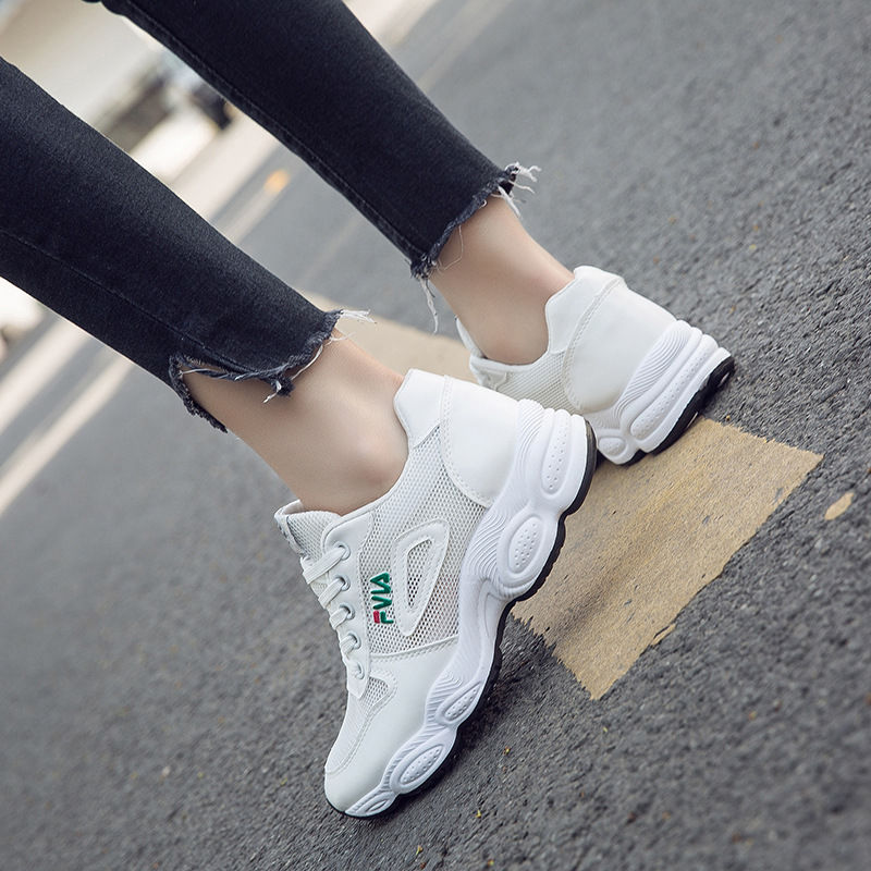 我就奇怪了，为什么女人都喜欢出小白鞋，看完才明白了