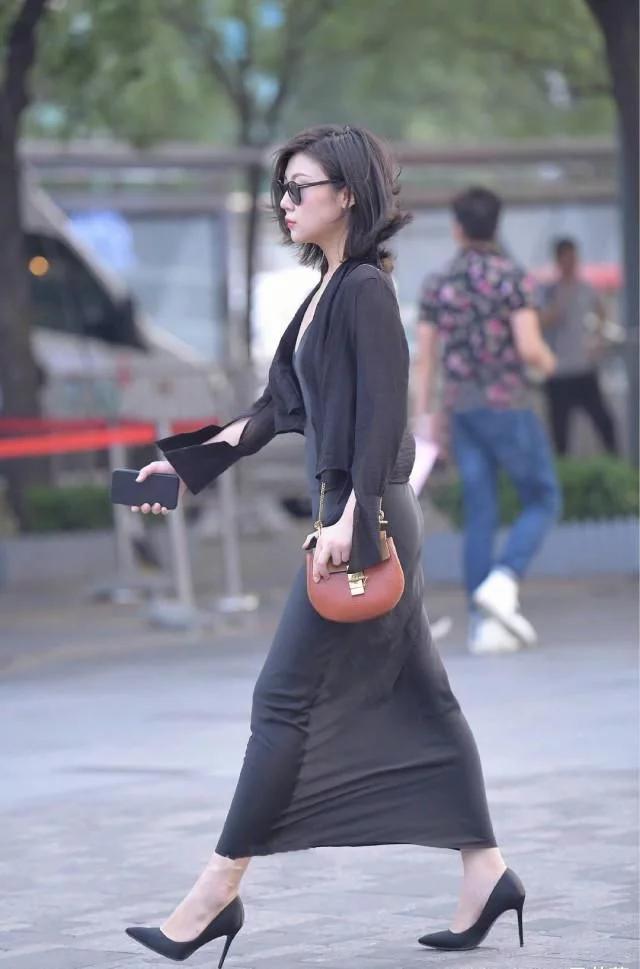 『喜欢』美女街拍:贵妇就是喜欢大气,选个黑色吊带裙,走在街上像演员