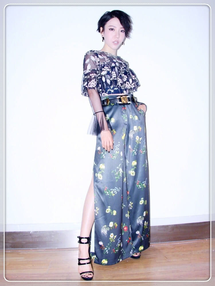 吴莫愁终于肯换刘海了！但这次剪得太短了点，网友：比以前好看了