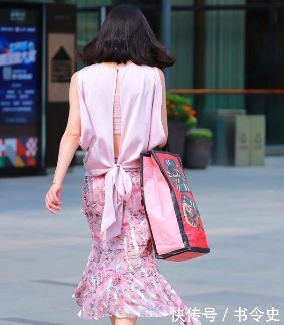 【妩媚动人】街拍:妩媚动人的美女,一条黑色的连衣裙,时尚魅力十足