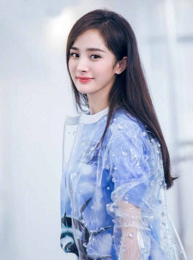 杨幂一身雨衣竟然要8万块，离开造型师后自己的搭配功力真心一般