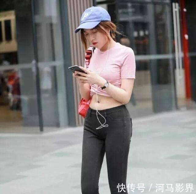 展现出|街拍牛仔裤的小美女，小肚腩有些许尴尬！