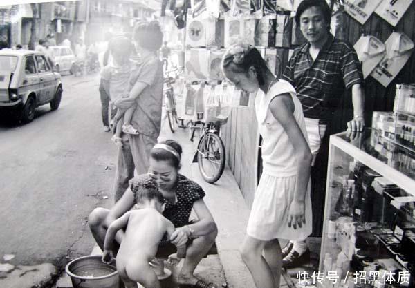  标配：90年代中国老照片图1女子烫头发、画口红，最后一张土豪标配！