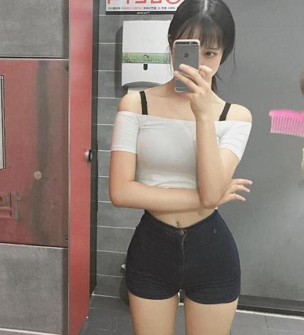 身材气质俱佳的牛仔裤美女，自信秀出曼妙身材，时尚气息浓郁