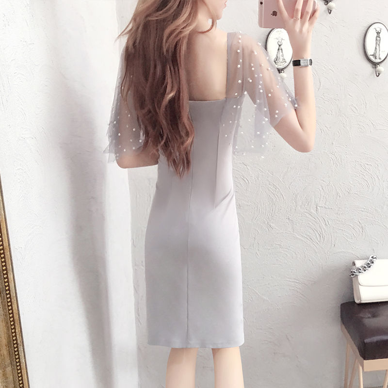 赫本裙不流行了!今秋小姐姐流行穿“镂空裙，性感时髦，年轻十岁