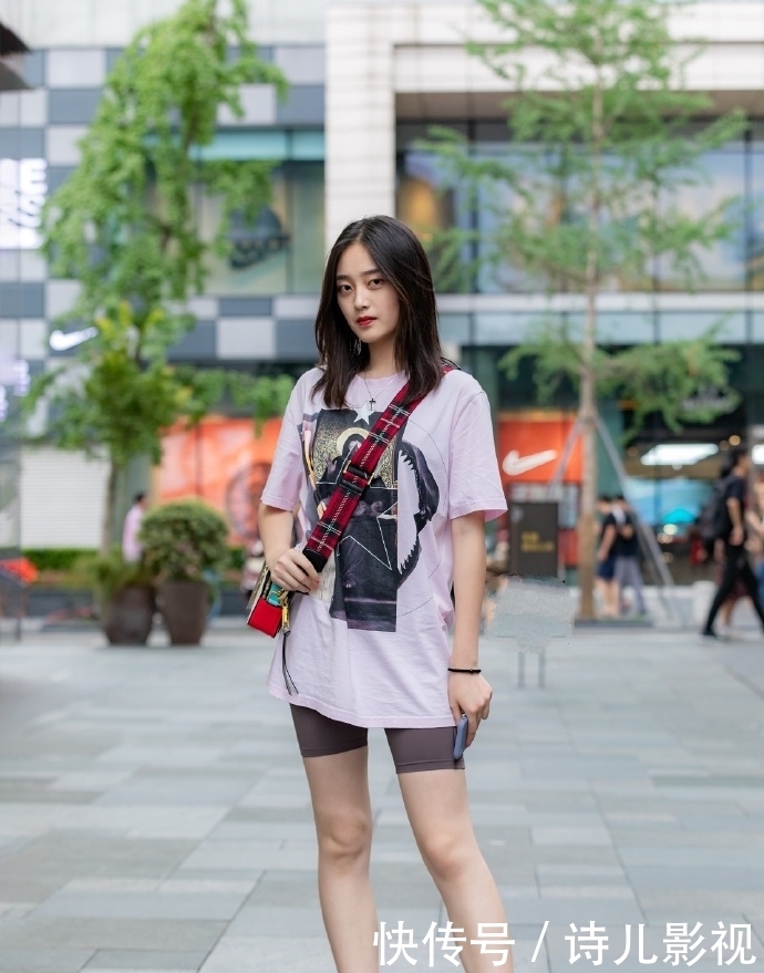 「 轻松」身穿白色西装+V领背心,让你轻松扮靓,街拍:时髦又出众的小姐姐