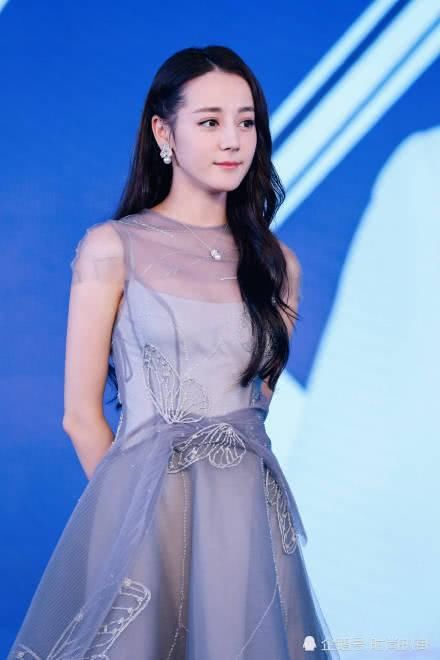 杨幂和迪丽热巴都被比下去了！同穿蓝色礼服，不如毛晓彤好看