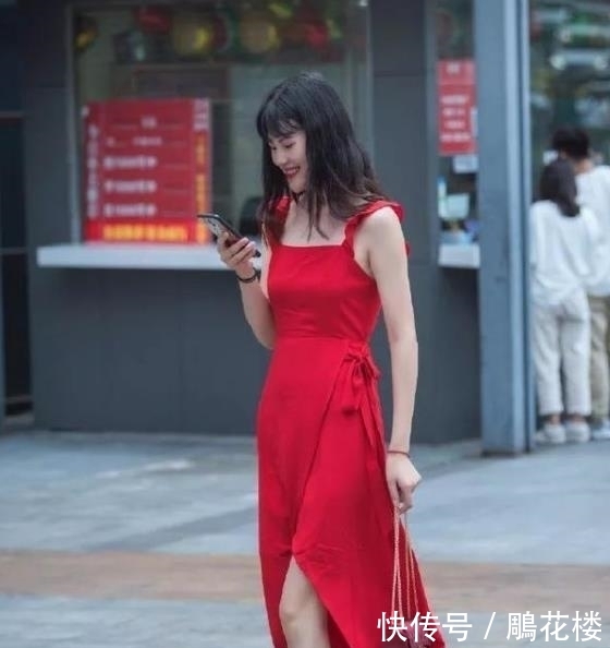  #风范#街拍皎若秋月的美女，一条灰色的连衣裙，时尚气质风范