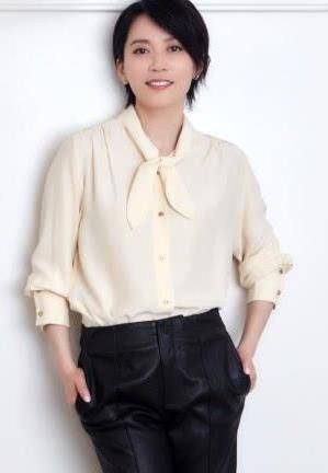 俞飞鸿裸色上衣搭配黑色阔腿裤,造型简单尽显优雅,气质给满分!