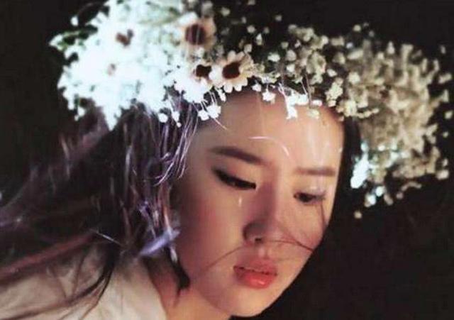 “四千年美女”鞠婧祎头戴大花,不仅不土还美如画,而最美却是他