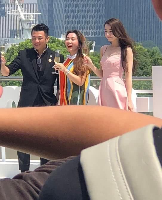 热巴未修图公开,皮肤白到发亮,身材完美,网友:身材比P图后还好