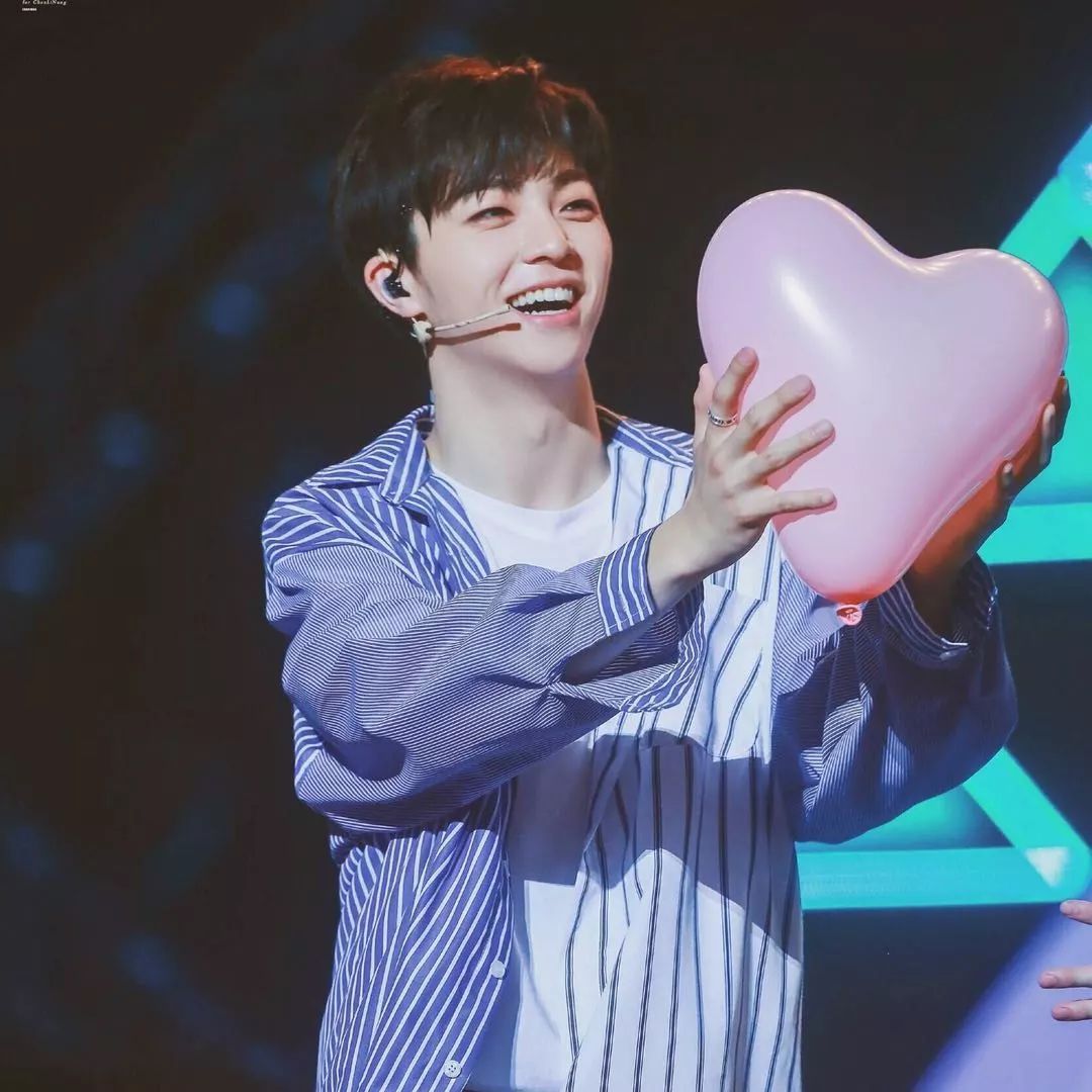 陈立农开见面会,杨丞琳惊喜现身,黑人晒出照片