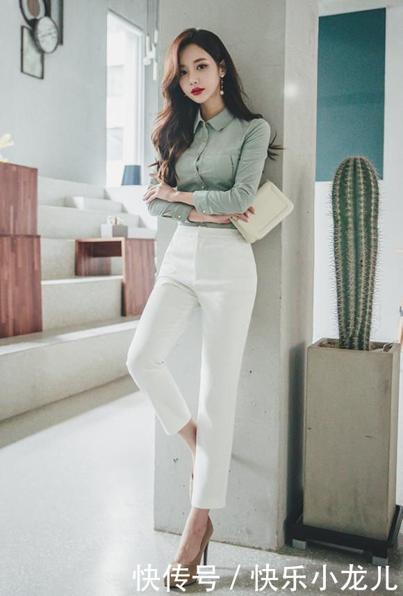 #自由#街拍:洒脱自由的紧身裙美女,穿出时尚朝气