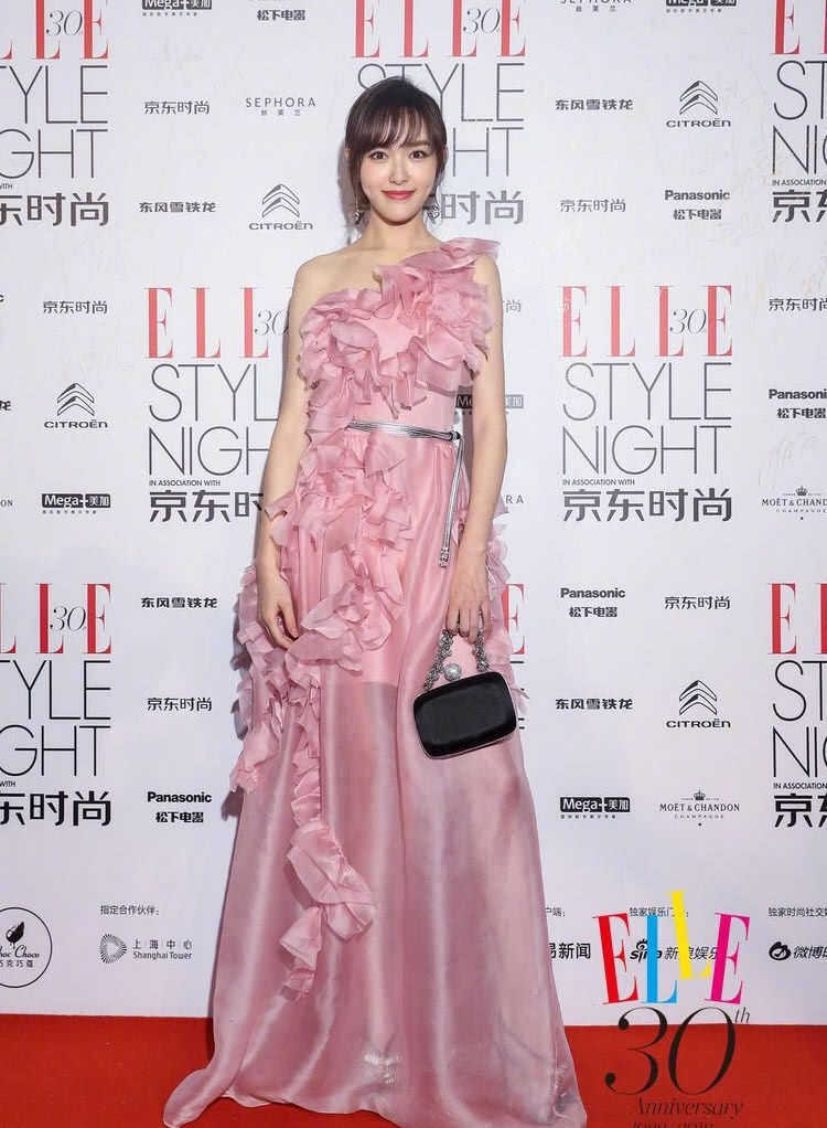 杨幂黑裙成熟，宋茜黑裙性感，倪妮黑裙优雅，唐嫣:我穿粉色