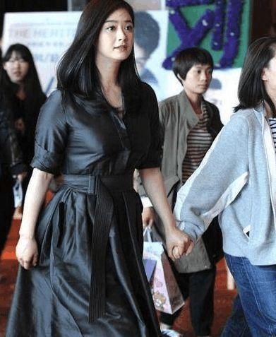 秦岚高挑秀腿，细腰长腿对比之下，蒋欣“娘娘”地位不保！