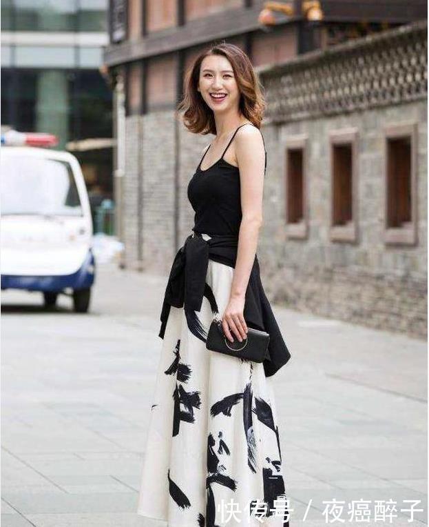 「 粉色」凸显完美曲线,尽显女人成熟的气息,街拍:图1穿粉色吊带连衣裙