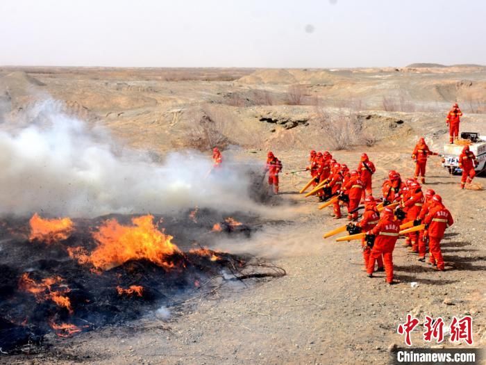 『甘肃酒泉消防供图』甘肃酒泉森林草原灭火演练：改变单一流水模式 提升战斗力