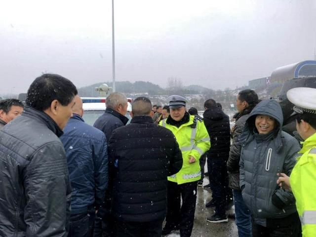 13辆大巴车受降雪影响无法通行高速 河南湖北高速交警上演接力护