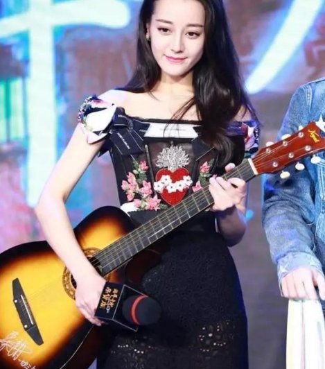 本以为baby的裙子够透了，可看了迪丽热巴，更让人心跳加速!