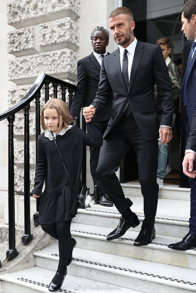 贝克汉姆带小七看时装秀 小七好像小仙女