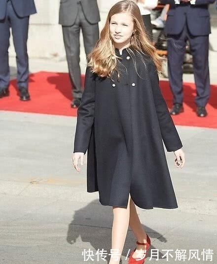 莱昂诺尔:西班牙王后一家四口美如画!两位小公主美如双胞胎,王后斗篷太酷