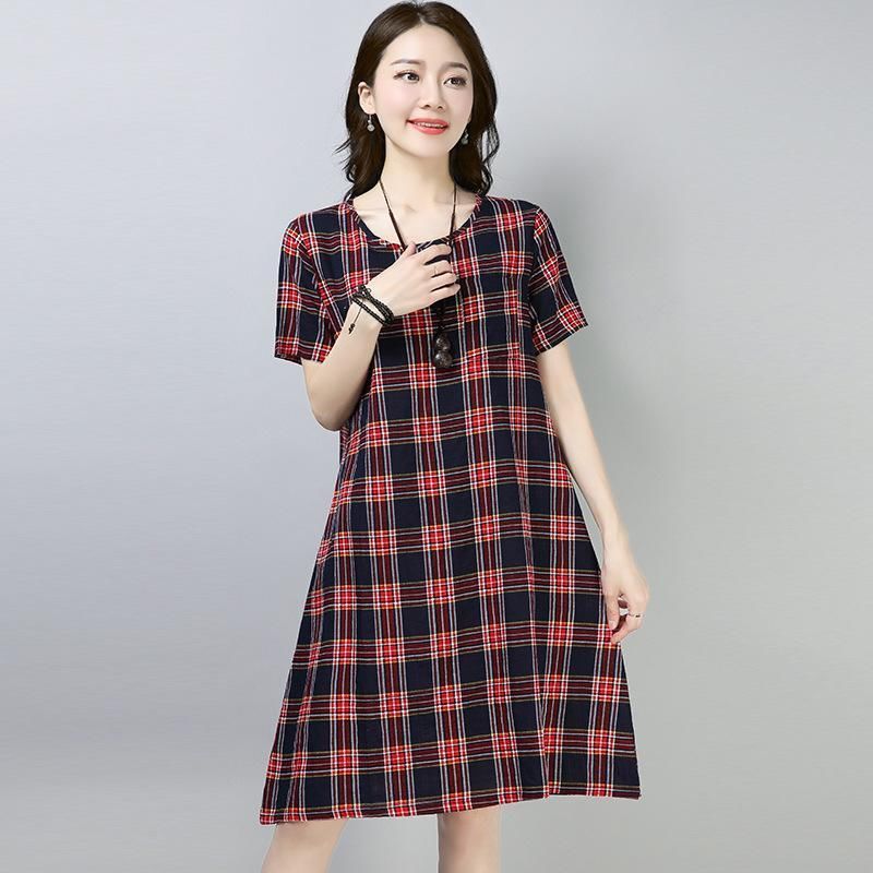 火爆夏季的波点裙，70后阿姨穿上身也毫无违和感，显得人更美