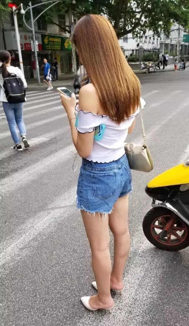 妩媚小姐姐超短牛仔热裤，苗条的身姿，气质恬静优雅