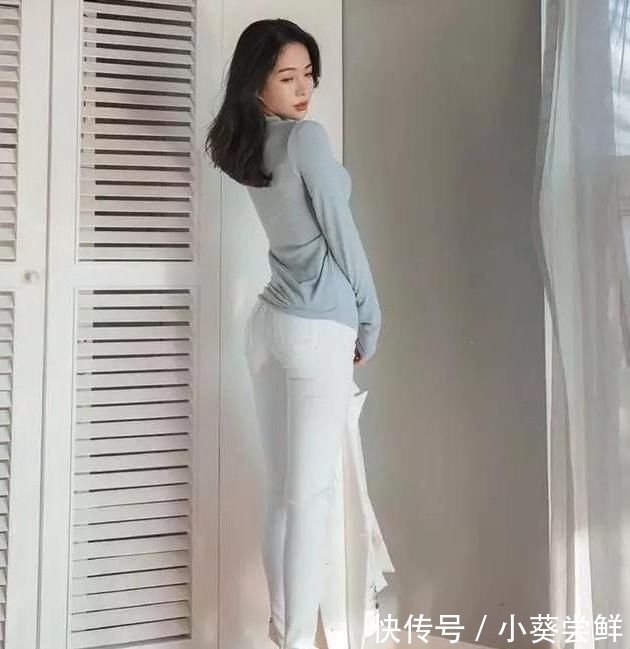  自信：年轻自信的牛仔裤美女，塑造完美腿部曲线！