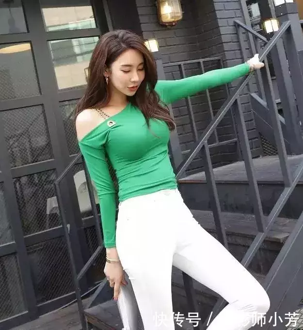 街拍 : 简约气质的牛仔裤美女，具有摩登质感，特别吸引人！